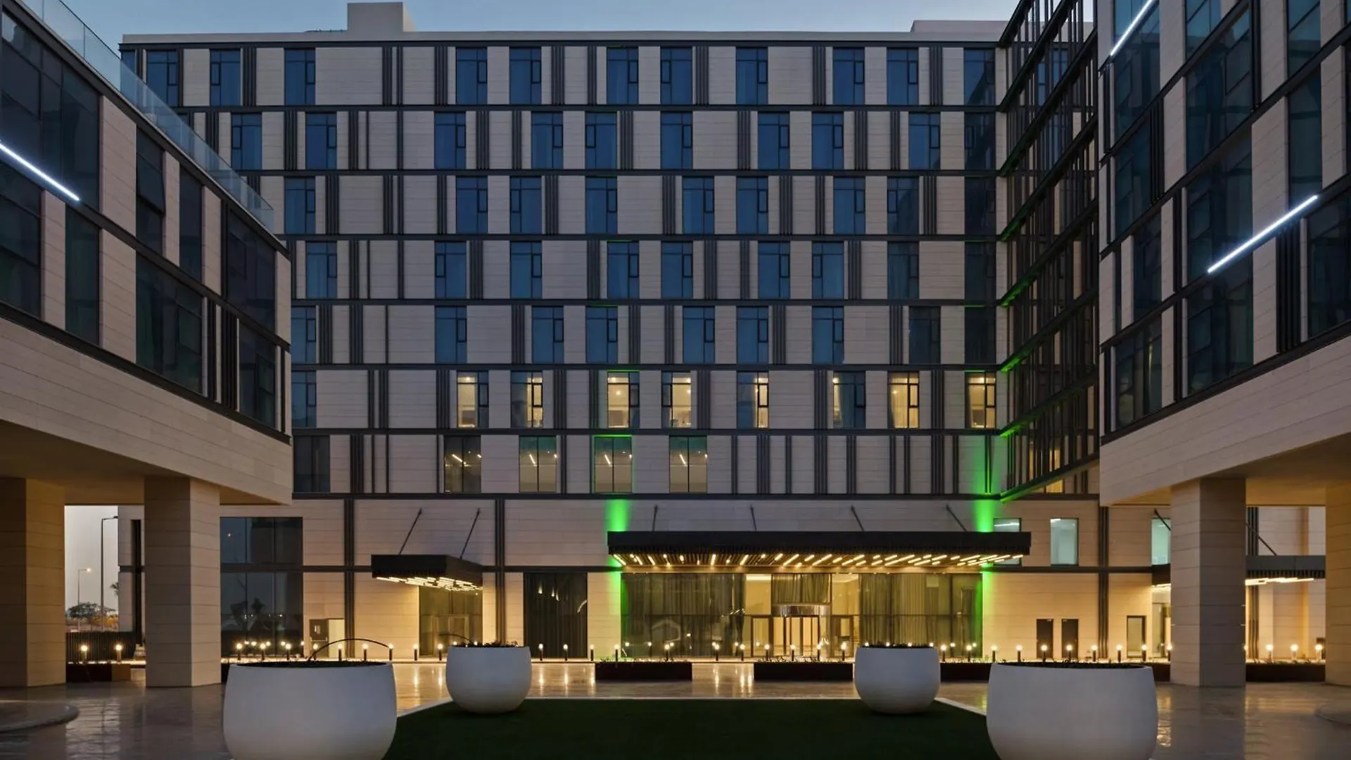 Hotel Holiday Inn Dubai Al-Maktoum Airport By Ihg